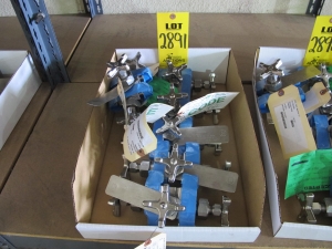 LOT (9) VALVES, MANIFOLD TYPE, 3/8" SIZE, 2485 LB/700 DEGREE F RATING, 316 SS MATERIAL, COMPRESSION CONNECTIONS, A182 SPECIFICATION, 4-WAY STYLE, HANDWHEEL OPERATOR. MARK 856. PART # 30023000 (W-51) LOADING & HANDLING FEE $5-